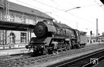 Als 22 043 trug die Lok bereits ihre dritte Baureihenbezeichnung. Sie wurde am 30.08.1923 noch unter der vorläufigen Nummer 17 037 beim Bw Frankfurt/M in Dienst gestellt und erhielt erst mit dem neuen Umnummerungsplan der Reichsbahn ihre endgültige Betriebsnummer als 39 037. Letztlich erhielt sie sogar noch eine vierte Nummer, als sie im Jahr 1970 in 39 1043-7 umgezeichnet wurde. (24.05.1964) <i>Foto: Helmut Röth</i>