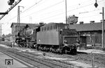 Mit dem Umbau im Jahr 1959 hatte 22 043 auch einen Einheitstender der Bauart 2'2' T 34 erhalten. (24.05.1964) <i>Foto: Helmut Röth</i>