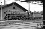 22 043 vom Bw Erfurt P an "klassischer" Stelle vor dem Schuppen des Bw Bebra. (24.05.1964) <i>Foto: Helmut Röth</i>