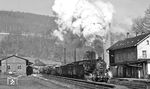 58 1758 ballert mit dem Früh-Dg nach Schwarzenberg/Erzgebirge durch den Bahnhof Lauter. Links unterm Schuppendach "parkt" 94 2105. (02.1976) <i>Foto: Burkhard Wollny</i>