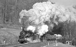 Ein kurzer Sprint durch das Schwarzwassertal mit einem spurtstarken BMW 520 ermöglichte zwei Kilometer hinter Lauter bereits die nächsten Aufnahmen von dem Güterzug der 58 1758 vor Schwarzenberg-Neuwelt. (02.1976) <i>Foto: Burkhard Wollny</i>
