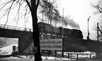 Ob 58 1758 mit den beiden DB-Wagen bei Schwarzenberg "den Sozialismus zu neuen Siegen" geführt hat, lassen wir mal dahingestellt.  (02.1976) <i>Foto: Burkhard Wollny</i>