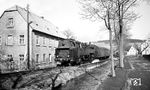 Die Crottendorfer "Straßenbahn" mit 86 1591 und einem Personenzug aus Schlettau eingezwängt zwischen Annaberger Straße und Zschopau. (02.1976) <i>Foto: Burkhard Wollny</i>