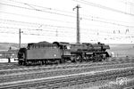 22 043 rollt in Bebra vom Bw an den Bahnsteig. (24.05.1964) <i>Foto: Helmut Röth</i>
