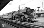 22 043 bespannt im Bahnhof Bebra den D 197 nach Leipzig. (24.05.1964) <i>Foto: Helmut Röth</i>