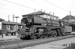 Die Erfurter 01 517, ausgestattet mit Boxpokrädern, Umlaufschürze und Kohlefeuerung, hat in Bebra vom D 1100 abgespannt und fährt als Rangierfahrt ins Bahnbetriebswerk. Ein Jahr zuvor fuhr sie noch als 01 107 durch die Gegend. Die Boxpokräder wurden später wieder entfernt, der breite Umlauf geändert und am 27.02.1965 eine Ölhauptfeuerung eingebaut. (24.05.1964) <i>Foto: Helmut Röth</i>
