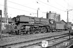 01 517 rückt in das Bw Bebra ein und wird im Lokschuppen 2 für die Rückleistung abgestellt.  (24.05.1964) <i>Foto: Helmut Röth</i>