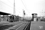 01 119 (Bw Erfurt) fährt mit dem D 6 in Bebra ein. Ein halbes Jahr später fuhr sie bereits als 01 528 herum. (24.05.1964) <i>Foto: Helmut Röth</i>