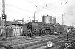 Auch fast 30 Jahre nach Indienststellung erscheint die Erfurter 01 119, die soeben den "Interzonenzug" D 6 nach Bebra gebracht hat, fast noch wie bei ihrer Ablieferung. Jüngere Eisenbahnfreunde werden der Lok wahrscheinlich in Form von 01 528 begegnet sein, in die sie noch 1964 umgebaut wurde. (24.05.1964) <i>Foto: Helmut Röth</i>