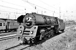 Die gerade einmal 4 Wochen alte Erfurter 01 520 (ex 01 162) besaß bereits ab "Werk" den äußerlichen Endzustand der rekonstruierten Loks. Sie erhielt auch mit dem Umbau ab 08.04.1964 im RAW Meiningen ihre Ölfeuerung. (25.05.1964) <i>Foto: Helmut Röth</i>