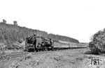 01 205 wurde noch 1964 in 01 529 umgebaut und rollt hier als "Original" mit D 198 nach Frankfurt/M bei Hönebach talwärts. (25.05.1964) <i>Foto: Helmut Röth</i>