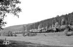 Die Erfurter 01 205 mit dem an diesem Tag recht kurzen D 197 nach Leipzig bei Hönebach. (25.05.1964) <i>Foto: Helmut Röth</i>
