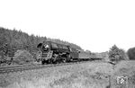 Die im November 1962 umgebaute 01 506 (aus 01 127) war nur kurz in Erfurt (vom 01.12.1962 bis 31.07.1964) stationiert und rollt hier mit D 200 nach Mönchengladbach dem nächsten Halt in Bebra entgegen. (25.05.1964) <i>Foto: Helmut Röth</i>