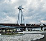 Bei der Eröffnung im Mai 1969 bezeichnete die Deutsche Bundesbahn den neuen Ludwigshafener Durchgangsbahnhof als „eines ihrer interessantesten und attraktivsten Bauwerke“; er galt als modernster Bahnhof Europas und als Beweis für den „Fortschrittswillen der Deutschen Bundesbahn“. Bei Baubeginn 1962 war von Gesamtkosten von 90 Millionen DM ausgegangen worden. Gemäß der Vereinbarung zwischen Stadt und Bahn trug die Bahn zwei Drittel und die Stadt ein Drittel dieser Kosten. Bis 1969 hatten sich Kostensteigerungen von 25 bis 30 % ergeben, die überwiegend auf Preissteigerungen zurückgeführt wurden. Die Mehrkosten wurden weitgehend vom Bund und vom Land Rheinland-Pfalz übernommen. Für das Gesamtprojekt einschließlich der Baumaßnahmen im Umfeld des neuen Bahnhofs wurden schließlich 300 Millionen DM aufgewendet. Charakteristisch für den neuen Hauptbahnhof war und ist der Pylon der Schrägseilbrücke. (1970) <i>Foto: Reinhold Palm</i>