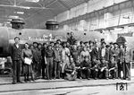 Gruppenbild mit dem ersten Reichsbahn-Neubaukessel der "VEB Lokomotivbau Karl Marx Babelsberg". Das Bild zeigt auch, dass das vermeintliche schwache Geschlecht in die sozialistische Arbeitskollektive fest eingebunden und somit auch eine wichtige Größe in der ostdeutschen Arbeitswelt war. Aufgrund des permanenten Arbeitskräftemangels waren Frauen nicht nur beim Wiederaufbau nach dem Zweiten Weltkrieg, sondern auch später für die Aufrechterhaltung der Produktivität der DDR-Wirtschaft unverzichtbar. (1948) <i>Foto: Slg. Eisenbahnstiftung</i>