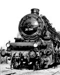 Die frisch hauptuntersuchte und auf Kohlenstaubfeuerung des Systems LOWA (basierend auf dem System Wendler) umgebaute 58 1346 im Werk Babelsberg. Der Kohlenstaub-Tender 2'3 T 38 stammte von der 45 024 und wurde später als Kohle- und Öltender bei der 19 015 verwendet. (1953) <i>Foto: Slg. Eisenbahnstiftung</i>