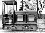 Nicht gerade die "Luxusausführung" unter den dieselmechanischen Feldbahnloks war diese Ausführung mit offenem Führerhaus, 2-Gang Getriebe, Kettenantrieb, ohne jegliche elektrische Ausrüstung, einer Nennleistung von 30 PS und der Typenbezeichnung Ns 2. Zwischen 1950 und 1959 kamen immerhin 1266 Einheiten zur Auslieferung. (1950) <i>Foto: Slg. Eisenbahnstiftung</i>