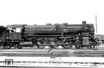 02 002 aufgenommen im Frühjahr 1926 in Grunewald während einer Testfahrt der Lokversuchsabteilung. Ab 20.07.1927 wurde sie dem Bw Erfurt zugeteilt, wo sie für Vergleichsfahrten zur Feststellung der Wirtschaftlichkeit zum Einsatz kam. Die Vierzylinder-Verbundlok wurde 1939 in die Zweizylinder-Variante 01 237 umgebaut. (1926) <i>Foto: unbekannt</i>