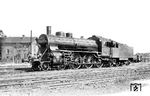 17 419, eine bayerische S 3/5 aus dem Jahr 1907, präsentiert sich im Heimat-Bw Nürnberg Hbf. Zwischen 1903 und 1907 lieferte Maffei drei Serien mit insgesamt 39 Lokomotiven aus. Sie hatten ein Vierzylinder-Verbund-Nassdampftriebwerk. Ab der zweiten Serie (Baujahr 1904) wurde der Kesseldruck der S 3/5 von 14 auf 16 bar erhöht, sowie die Rohrlänge und der Durchmesser der Innenzylinder verändert. Die S 3/5 ab Baujahr 1904 war mit der parallel entwickelten S 2/5 technisch eng verwandt. Beide Gattungen unterschieden sich nur, soweit es durch die unterschiedliche Achsfolge und den bei der S 2/5 größeren Kuppelraddurchmesser bedingt war; insbesondere Kessel und Triebwerk waren gleich. Auch die zulässige Höchstgeschwindigkeit war bei beiden Bauarten gleich (110 km/h). Die S 3/5 war in Leistung und Zugkraft als Dreikuppler im niedrigen Geschwindigkeitsbereich der S 2/5 allerdings deutlich überlegen. Die Baureihe 17.4 war in Augsburg und Nürnberg stationiert und mit Schlepptendern der Bauart bayr. 2'2' T 21 und bayr. 2'2' T 21.8 gekuppelt. 17 419 wurde im September 1946 beim Bw Augsburg ausgemustert. (1930) <i>Foto: DLA Darmstadt (Maey)</i>
