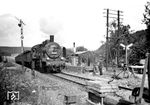 38 2821 (Bw Nordhausen) ist mit P 504 nach Erfurt unterwegs und passiert die Blockstelle mit Schrankenposten Geschling zwischen Sondershausen und Hohenebra. Die Blockstelle war nur bergwärts eingerichtet. Blockstelle und Bahnübergang sind heute längst verschwunden. (1938) <i>Foto: Privatfoto</i>