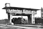 Die Nordhäuser 38 3044 erreicht mit einem Personenzug aus Nordhausen den Bahnhof Erfurt. Gerade passiert sie das markante Befehlsstellwerk "Er" am Ostkopf des Personenbahnhofs. Das 1912 in Betrieb genommene Reiterstellwerk "überlebte" immerhin noch bis in das Jahr 1999. (1935) <i>Foto: RVM (RBD Erfurt)</i>