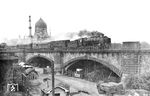 39 023 (Bw Dresden-Altstadt) überquert vor dem markanten Fabrikgebäude der Zigarettenfabrik Yenidze die Elbebrücke in Dresden auf dem Weg nach Dresden-Neustadt.  (1930) <i>Foto: DLA Darmstadt (Hubert)</i>