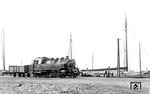 64 273 vom Bw Stralsund vor einem Segelschiff im Hafen von Barth, gegenüber der Halbinsel Zingst. (1934) <i>Foto: DLA Darmstadt (Bellingrodt)</i>