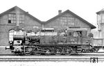 Vor der Giebelwand des Rechtecklokschuppens präsentiert sich 94 281 im alten Bw Düsseldorf-Derendorf dem DLA-Fotografen. Im Vergleich zu 94 260 (Bild-Nr. 56818) erfolgt bei ihr der Antrieb auf die dritte Achse. (30.04.1932) <i>Foto: DLA Darmstadt (Bellingrodt)</i>