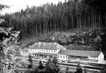 Das Empfangsgebäude von Gehlberg an der Bahnstrecke Arnstadt - Suhl. Der Ort war seit der Gründung ein Glasmacherdorf. Die Glasindustrie existierte bis 1990. Während der DDR-Zeit war Gehlberg ein stark frequentierter FDGB-Ferienort, Tourismus ist auch heute noch der wichtigste Wirtschaftszweig. (1939) <i>Foto: RVM (RBD Erfurt)</i>