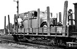 Ein Büssing NAG des Reichsrundfunks, verladen auf dem R-Wagen "Stg 21968". Büssing übernahm 1931 die finanziell angeschlagene Nationale Automobil-Gesellschaft (NAG), eine Tochter der AEG, und stieg danach zum LKW-Branchenführer auf. Das Unternehmen selbst verlegte seinen Firmensitz nach Braunschweig. Neben dem Braunschweiger Löwen wurde als weiteres Identifikationsmerkmal 1933 ein spezifisches verchromtes Kühlergesicht aus einer Längs- und im Zeitablauf unterschiedlich vielen Querstreben eingeführt; dies hielt sich, zuletzt nur noch in Form kleiner Flügel neben dem Büssing-Löwen, bis zum Ende der eigenständigen Produktion. (1937) <i>Foto: RVM</i>
