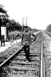 Ein Streckenläufer der Reichsbahn auf Kontrollgang. Hauptaufgabe des Streckenläufers war die Überwachung des ihm übertragenen Streckenabschnitts auf Veränderungen und Beschädigungen am Gleis wie Schienenbrüche oder Spurveränderungen und die Einleitung der notwendigen Maßnahmen. Etwa 25 km täglich liefen Streckenläufer von Schwelle zu Schwelle. Zur Ausrüstung gehörten u.a. Schraubenschlüssel, Signalflaggen und Knallkapseln, um bei Bedarf Züge anhalten zu können. (1934) <i>Foto: RVM</i>