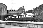 Die damals schnellste Zugverbindung der Welt mit dem Schnelltriebwagen SVT 877 a/b (Bw Berlin Lehrter Bf) fährt aus Berlin kommend in Hamburg Hbf ein. Im Zweiten Weltkrieg wurde der Triebwagen abgestellt. Ab 1945 wurde er von der französischen Besatzungsmacht als Reisezug eingesetzt und 1949 an die Deutsche Bundesbahn zurückgegeben, die ihn 1951 modernisierte und als VT 04 000 a/b in purpurroter Farbgebung einreihte. Zur Modernisierung gehörte auch der Einbau von Scharfenbergkupplungen an beiden Enden, um ihn zusammen mit weiteren VT 04 in Doppel- oder Dreifachtraktion einsetzen zu können. Der Triebwagen war 1955/1956 in Hamburg stationiert und wurde dort gelegentlich als Verstärkungstriebwagen des Kopenhagen-Express zwischen Hamburg und Großenbrode Kai eingesetzt. Er wurde 1957 abgestellt und dem Verkehrsmuseum Nürnberg übergeben. Dort wurde der Triebwagen getrennt, die vordere Triebwagenhälfte a wurde wegen Platzmangels nochmals in der Mitte zerschnitten, der Torso mit Führerstand ist heute im Verkehrsmuseum Nürnberg ausgestellt, die Sektion b wurde ebenso verschrottet wie die restliche Hälfte der Sektion a.  (1935) <i>Foto: Walter Hollnagel</i>