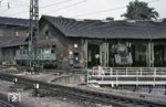 In Bebra trafen Reichsbahn und Bundesbahn früher planmäßig aufeinander. Während 141 241 hier ihre Heimat hatte, kam 01 523 aus Erfurt ins "kapitalistische Ausland". (1968) <i>Foto: Robin Fell</i>