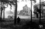 Sprengung von Teilen des ehemaligen O&K-Verwaltungsgebäudes in Babelsberg. Bevor auf dem Werksgelände der Wiederaufbau beginnen konnte, musste zunächst die zwischen dem 5. Mai und 15. August 1945 von den Sowjets veranlasste Demontage abgewartet werden, denn dabei wurde alles, was nicht niet- und nagelfest war, in die die Sowjetunion abgefahren.  (1945) <i>Foto: Slg. Eisenbahnstiftung</i>