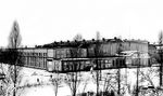 Die wiederaufgebaute Rahmenbau- und Montagehalle des VEB Lokomotivbau Karl Marx Babelsberg (LKM). An der Fassade des Anbaus pragt die hinlänglich bekannte Losung "Kollege! Immer denk daran - Deine Arbeit dem Fünfjahresplan". Ursprünglich entstand die Halle im Jahr 1923 in Stahlfachwerkbauweise mit Ziegelsteinausfachung.  (1952) <i>Foto: Slg. Eisenbahnstiftung</i>