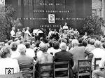 Anlässlich der II. Parteikonferenz der SED galt es im Juli 1952, im Rahmen einer auf dem Werkhof anberaumten Feierstunde die Leistung der Lokomotivbauer zu würdigen. Dabei durfte freilich auch nicht das Konterfei des Sowjetführers fehlen - waren doch der derzeitige Präsident der DDR Wilhelm Pieck und seine Mannen nicht mehr als Befehlsempfänger Stalins, die die Sowjetideologie in der noch jungen DDR zu manifestieren hatten. Sehenswert auch die beiden jungen Aktivisten mit ihren Flinten vor dem Rednerpult, die wohl die Kampfbereitschaft der Belegschaft gegen den westlichen Imperialismus verdeutlichen sollte.  (07.1952) <i>Foto: Slg. Eisenbahnstiftung</i>