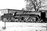 Zwischen 1949 und 1954 wurden 18 von den 19 in der DDR verbliebenen Loks der Baureihe 03.10 im Raw Chemnitz und beim VEB Lokbau "Karl Marx" Babelsberg aufwendig instandgesetzt. Lediglich 03 1079 diente als Ersatzteilspender und wurde im April 1951 ausgemustert. Sichtbarste Veränderung war der Abbau der Stromlinienverkleidung. Hier auf dem Werkhof in Babelsberg erstrahlt 03 1010 im neuen Glanz, Treibstange und Steuerungsteile lagen zwecks Überführung zum Abnahme-Raw bereits auf dem Umlauf. Ab August 1953 stand sie dem Bw Halle (Saale) P zur Verfügung. Neben 03 1074 behielt sie als einzige DDR-03.10 ihren Oberflächenvorwärmer auch nach der späteren Umrüstung mit Neubaukessel und gelangte als Versuchs- und Bremslok zur VES-M Halle (Saale). Noch heute genießt sie den Status einer betriebsfähigen Museumslok. (1953) <i>Foto: Slg. Eisenbahnstiftung</i>