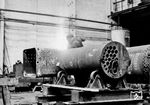 Klein und kompakt: Schweißen einer Langkesselrundnaht am Kessel einer Schmalspurlok der OP-Reihe. Mit ihr begann auch der Neuanfang des Werkes. (1949) <i>Foto: Slg. Eisenbahnstiftung</i>