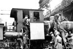 Viele Hände werden bei der Montage der auf einer Spurweite von 750mm 50-PS-Schlepptenderlok des Typs D-h2 gebraucht. Die Loks wurden im Rahmen der durch die Sowjetische Militäradministration auferlegten Reparationsleistungen in großer Stückzahl in die Sowjetunion geliefert. (1950) <i>Foto: Slg. Eisenbahnstiftung</i>