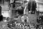 Der Rahmen einer D-h2 wird mit dem montierten Kessel und Führerhaus auf die Treibachsen gehoben. (1950) <i>Foto: Slg. Eisenbahnstiftung</i>