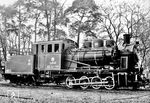 Mit der wohl letztlich gebräuchlichen Farbgestaltung steht Lok 166 der GR-Reihe für den Abtransport in die Sowjetunion bereit. Über der Loknummer wurde hier das Staatswappen der Sowjetunion angebracht. (1949) <i>Foto: Slg. Eisenbahnstiftung</i>