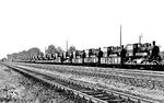 Im Bahnhof Drewitz (heute: Potsdam Medienstadt-Babelsberg) steht ein Zugverband von 18 Maschinen der GR-Reihe für den Abtransport in die Sowjetunion bereit. Am Zugschluss sind die Schlepptender der Loks eingestellt.  (1949) <i>Foto: Slg. Eisenbahnstiftung</i>