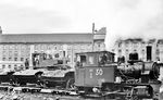 Als Trümmerbahnlok 30 macht sich hier eine 50PS-Tenderlok des Typs B-n2 wahrscheinlich in Ost-Berlin nützlich. Die Lok 11 im Hintergrund stammt nicht aus Babelsberg, sondern aus dem Lieferprogramm eines unbekannten Herstellers.  (1950) <i>Foto: Slg. Eisenbahnstiftung</i>