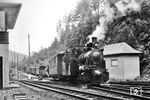 Anlässlich einer Mess- und Indizierfahrt weilte Lok 007 (Fabrik-Nr. 15519) auf der 750mm Weißeritztalbahn Freital-Hainsberg - Kurort Kipsdorf. Von den Loks wurden insgesamt 362 Einheiten als Reparationsleistungen an die Sowjetunion abgeliefert. (07.1949) <i>Foto: Slg. Eisenbahnstiftung</i>