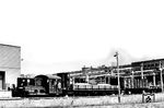Im Jahr 1952 lieferte LKM die ersten 30 Exemplare der dieselmechanischen Lokomotive des Typs N3, die über eine Nennleistujng von 60 PS verfügte und stark an die Vorkriegs-Köf erinnerte. Zehn Maschinen gingen an Betriebe in Polen, Rumänien, CSSR und Ungarn. Die übrigen waren für Industriebetriebe in der DDR bestimmt, u.a. an die östlich von Berlin gelegenen Rüdersdorfer Kalkwerke, wo auch dieses Bild entstand. Von 1954 bis 1956 baute LKM noch weitere 79 Loks, die u.a. nach Polen und China geliefert wurden, das Gros verblieb aber in der DDR. (1953) <i>Foto: Slg. Eisenbahnstiftung</i>