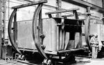 Noch ein Blick in Fertigung von LKM mit der Schweißvorrichtung für Tenderwasserkästen. (1952) <i>Foto: Slg. Eisenbahnstiftung</i>