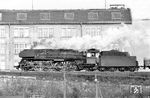 01 506 vom Bw Berlin-Ostbahnhof vor einem Güterzug (!) in Berlin-Treptow. (14.03.1970) <i>Foto: Lutz Hornung</i>