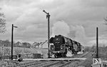 01 0534 + 01 0522 (beide vom Bw Erfurt) passieren mit D 198 das Einfahrsignal von Obersuhl auf dem Weg nach Bebra. (03.04.1972) <i>Foto: Burkhard Wollny</i>