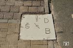 Der Grenzstein zwischen der Tschechischen Bahn (CD) und der Deutschen Bahn (DB) im Bahnhof Bayerisch-Eisenstein. (13.08.2018) <i>Foto: Zeno Pillmann</i>