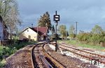 Endpunkt der Steilstrecke von Honau war der Bahnhof Lichtenstein, der seinen Namen dem in der Nähe gelegenen Schloss Lichtenstein verdankt. Auf dem Zahnstangenabschnitt überwand die Bahn mit einer Maximalsteigung von 1:10 auf einer Länge von 2,15 Kilometer einen Höhenunterschied von 179 Metern. Sie war die erste Zahnradstrecke für den Personenverkehr in Württemberg und eine der steilsten Eisenbahnstrecken Deutschlands. Zur Bewältigung des steilen Albaufstiegs wurde ein Zahnradantrieb mit einer „Riggenbach’schen Leiterzahnstange der Bauart Bissinger-Klose“ verwendet. Sehr schön sieht man am Nebengebäude den Neigungsanzeiger. Ab dort geht die Strecke schon wieder in ein Gefälle Richtung Kleinengstingen über. Nur der im Vordergrund sichtbare 50m Gleisbereich liegt in der Ebene. Die Strecke fällt bis zum berühmten Gestüt Marbach. Erst ab dort steigt sie dann wieder an um in Münsingen bei 2-3m über dem Niveau von Lichtenstein anzukommen.   (1969) <i>Foto: Dieter Junker</i>